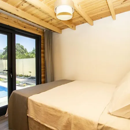 With Pool Jacuzzi And Backyard In Inlice 빌라