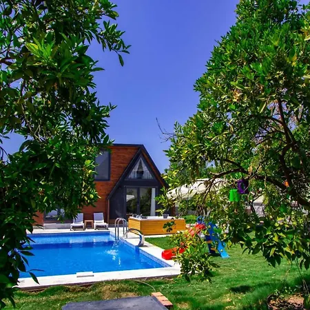 With Pool Jacuzzi And Backyard In Inlice 빌라 *