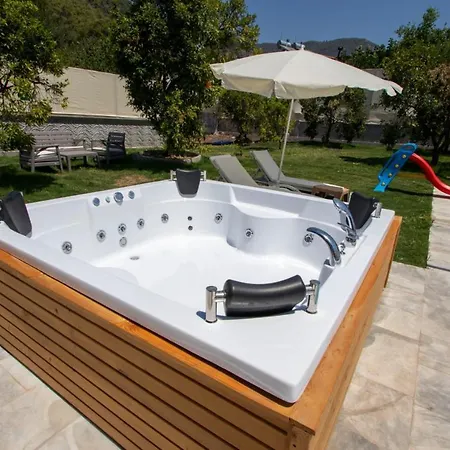 With Pool Jacuzzi And Backyard In Inlice 빌라 페티예